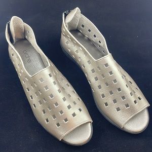 Arche Drick metallic silver (zinc) soft leather peep toe sandal in size 8.5